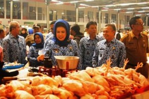 Bupati Kuningan saat memantu harga sembako jelang puasa di Pasar Kepuh.